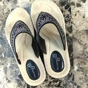 Mountain Sole size 10 black leather & suede bling detail EUC.